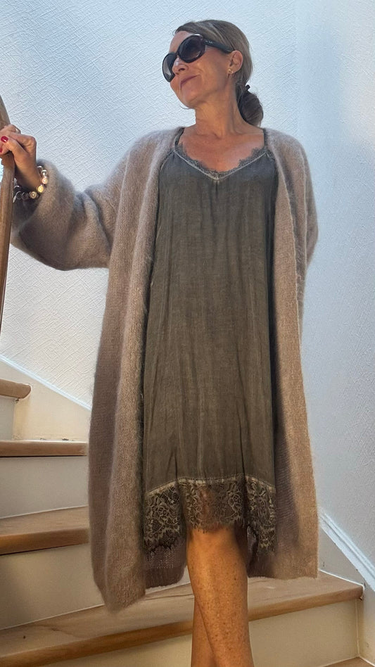 Layer & Lace Slip Dress mit Spitze, kombiniert mit langem Strickcardigan.
