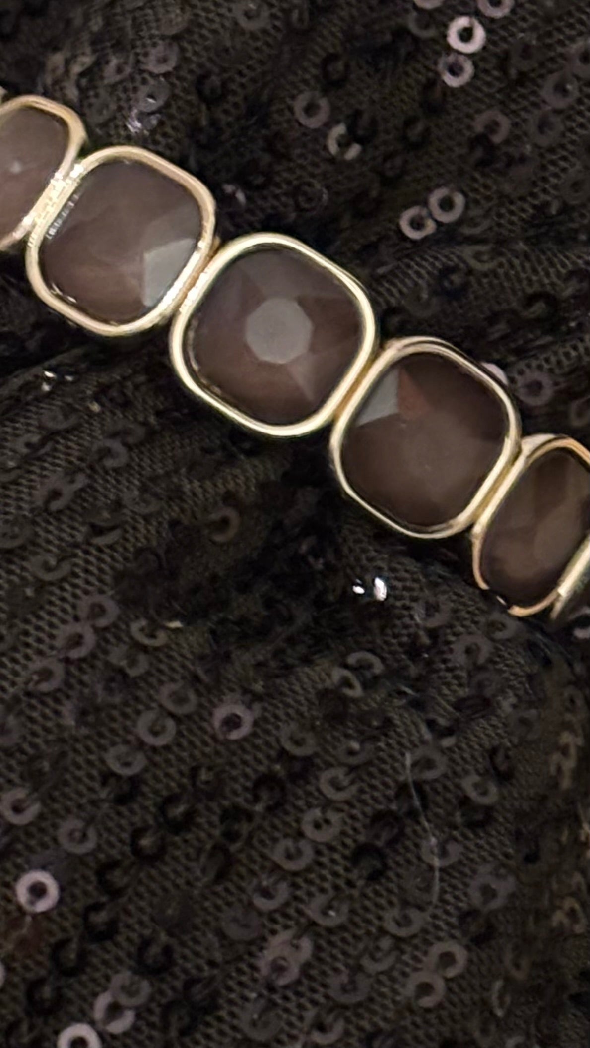 Kristallarmband mit 13 taupefarbenen, facettierten 15-mm-Steinen in goldfarbener Fassung. Schlankes, elastisches Design mit warmem Kristallglanz.