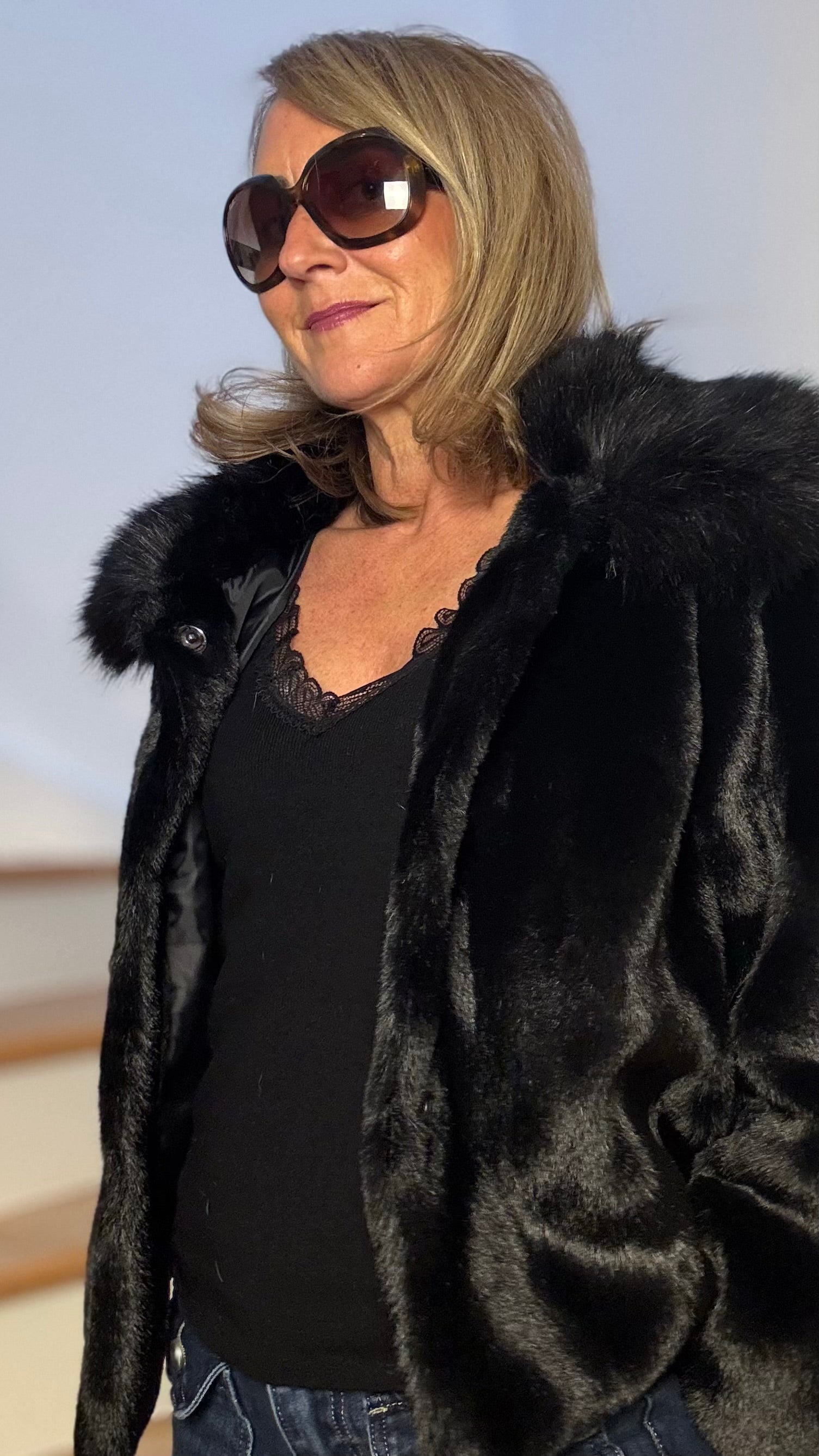 Schwarze Fake-Fur-Jacke, kurz geschnitten, kastig, großer Kragen, Druckknöpfe, Länge 56 cm, Achselweite 56 cm, Größen 34–38