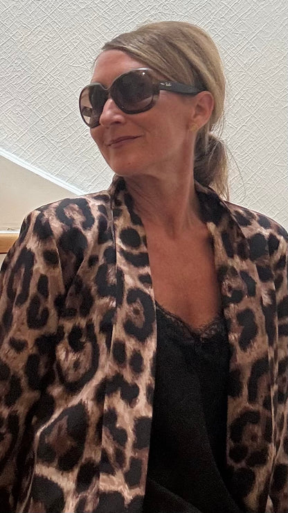 Leichter Oversize-Blazer im dunklen Leo-Print mit schwarzem Futter. Offener Schnitt, gekrempelte Ärmel, Länge ca. 72 cm – vielseitig kombinierbar.