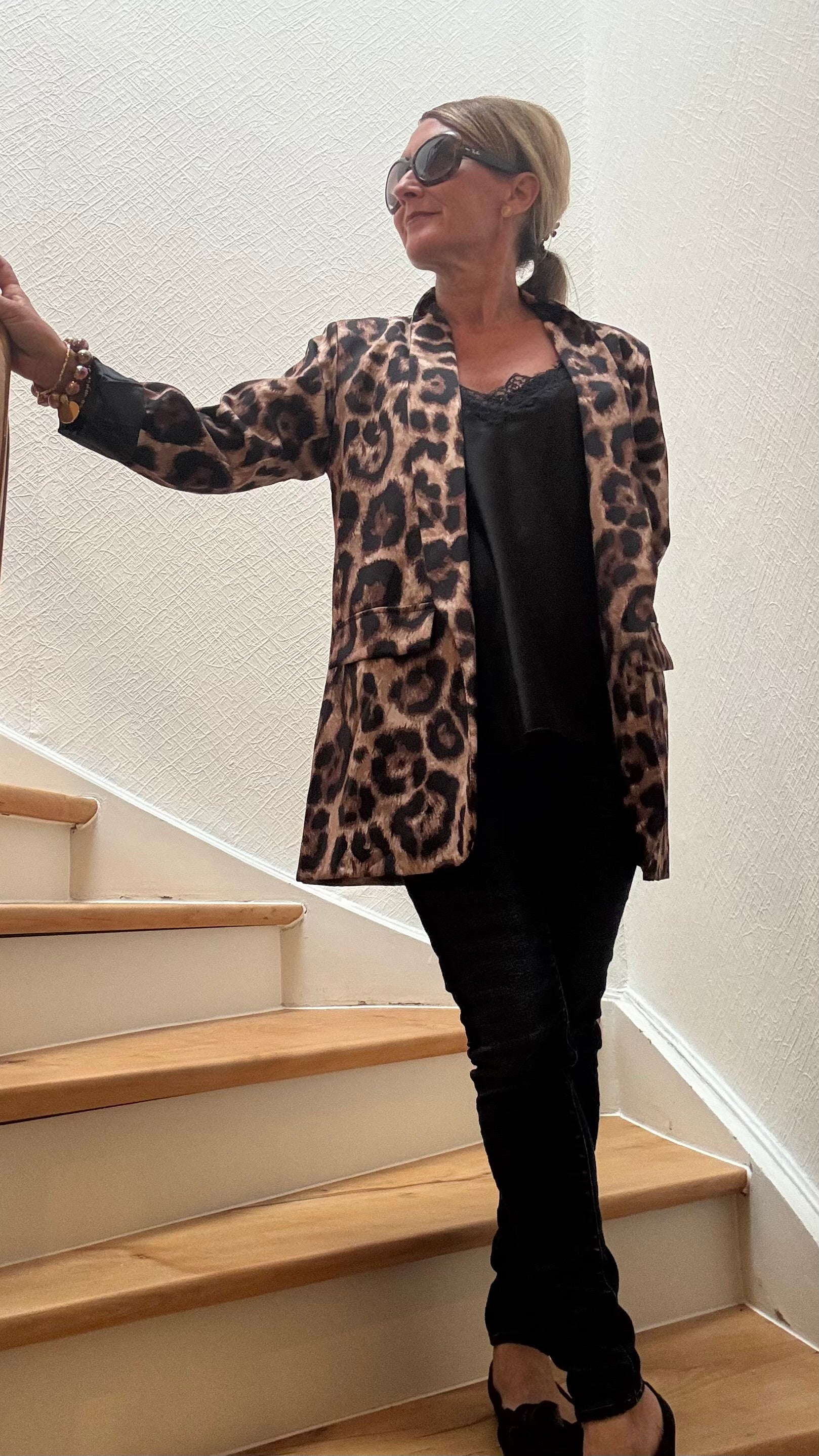 Leichter Oversize-Blazer im dunklen Leo-Print mit schwarzem Futter. Offener Schnitt, gekrempelte Ärmel, Länge ca. 72 cm – vielseitig kombinierbar.