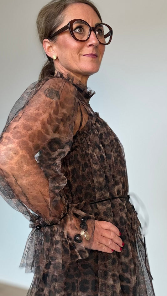 Choklate Paris Leo Enchanté Tüllkleid aus elastischem Tüll mit dunklem Leo-Print, Samtbändern, Puffärmeln & Stehkragen, Länge ca. 92 cm.