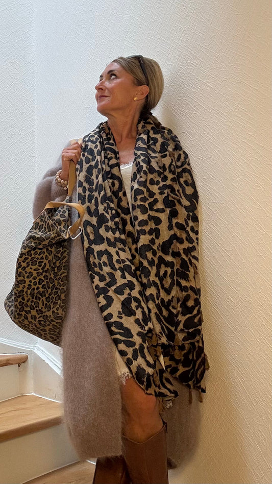 Rechteckiger Leo Schal „Wild Grace Scarf“ aus 100 % Viskose mit Troddeln, ca. 182x84 cm, in verschiedenen Leo-Prints.