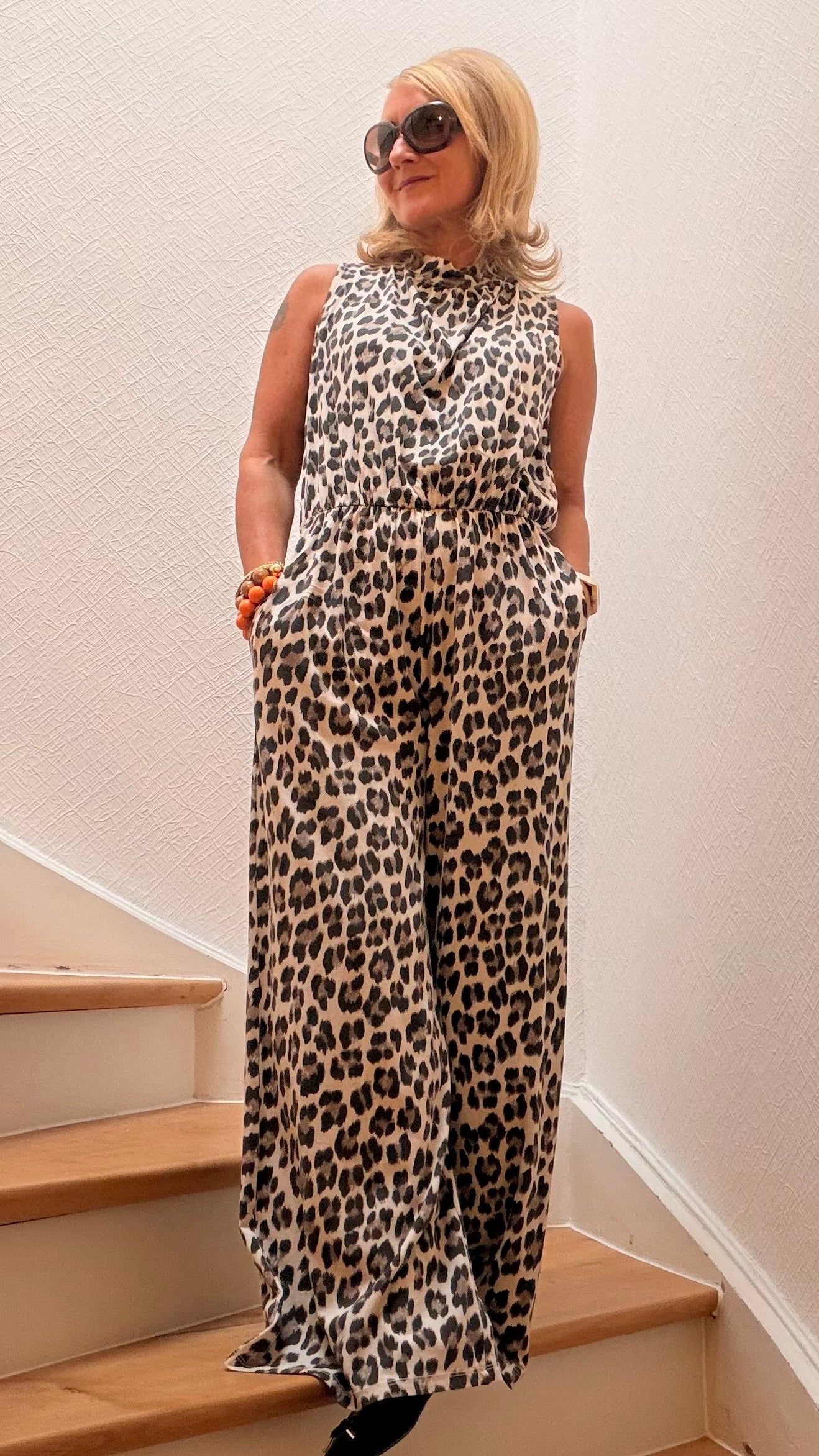 Leo Jumpsuit aus Baumwolle mit elastischer Taille, Stehkragen und Schleife. Bequem, figurfreundlich und perfekt für Frühling und Sommer.