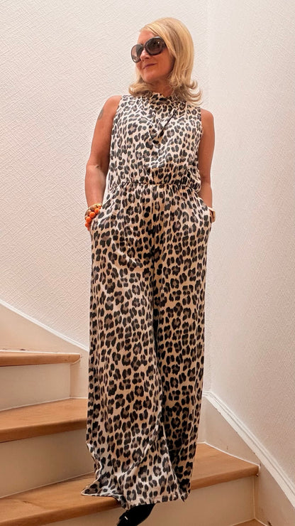 Leo Jumpsuit aus Baumwolle mit elastischer Taille, Stehkragen und Schleife. Bequem, figurfreundlich und perfekt für Frühling und Sommer.