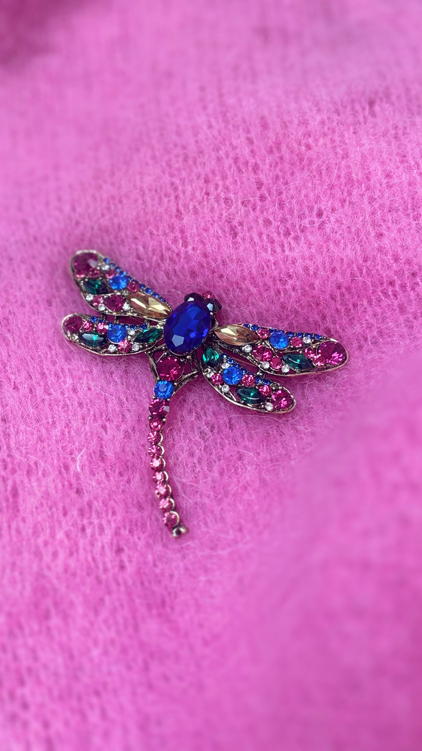 Gleaming Dragonfly – Libellen-Brosche mit Glitzersteinen, ca. 10 x 8 cm, in Taupe oder bunt. Große Statement-Brosche für Blazer, Mäntel oder Taschen, trendiges Accessoire.