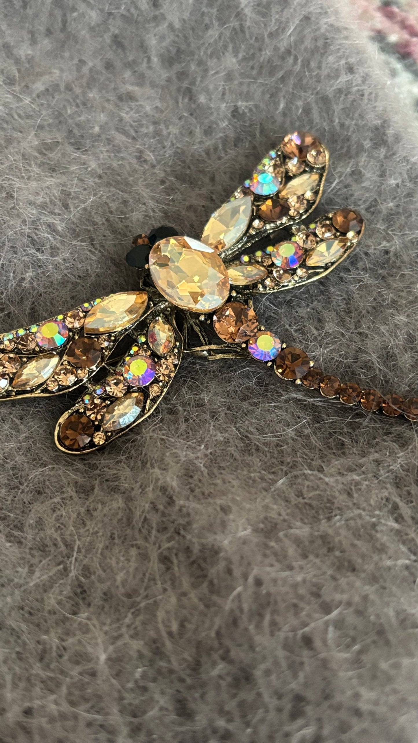 Gleaming Dragonfly – Libellen-Brosche mit Glitzersteinen, ca. 10 x 8 cm, in Taupe oder bunt. Große Statement-Brosche für Blazer, Mäntel oder Taschen, trendiges Accessoire.
