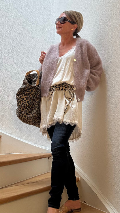 Miss Lotti Velvet Rose Slip Dress aus 100 % Viskose in Sans mit Spaghetti-Trägern, Spitze am Ausschnitt und Saum, Lingerie-Look, Länge ca. 89 cm.