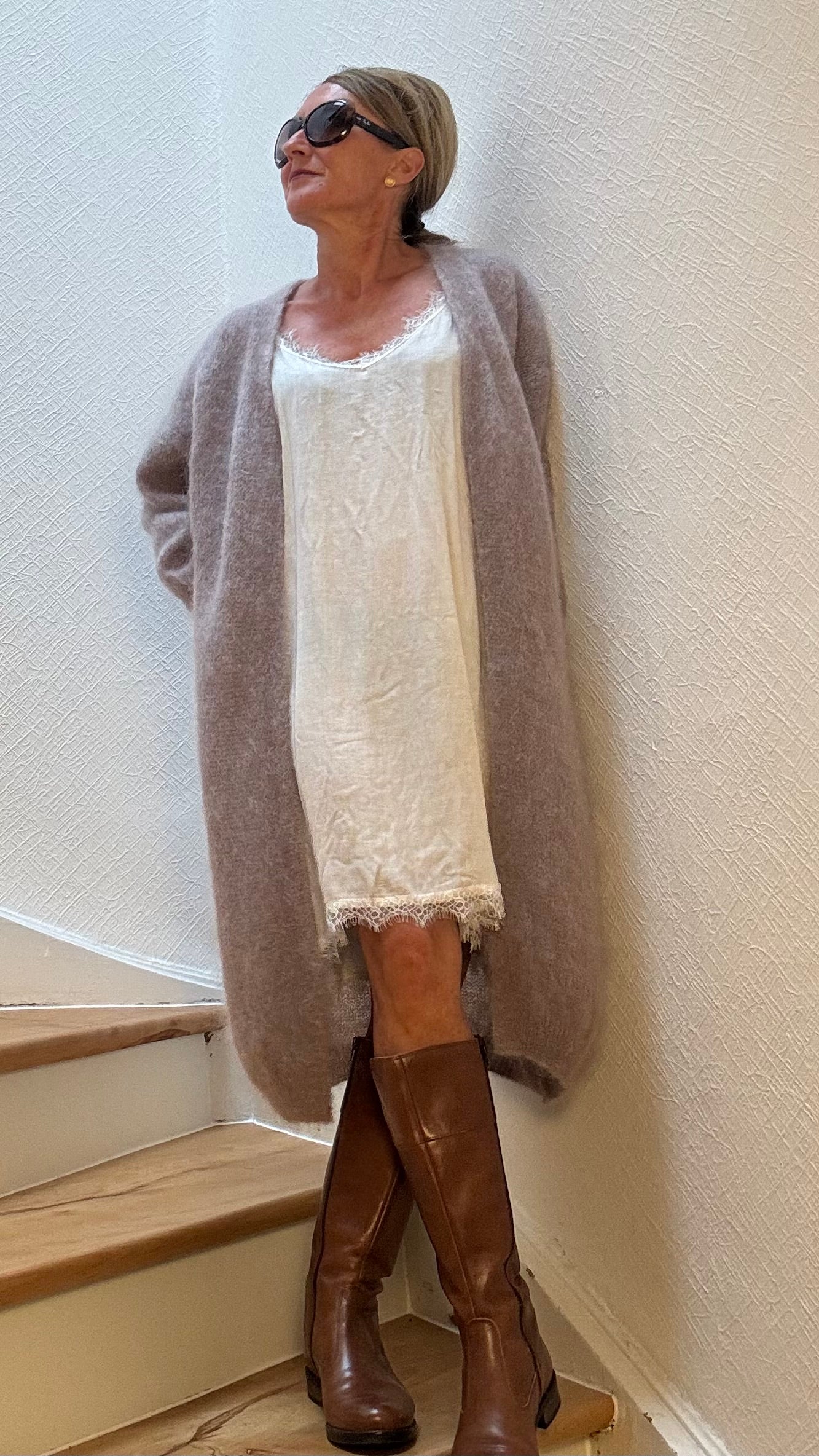 Miss Lotti Velvet Rose Slip Dress aus 100 % Viskose in Sand mit Spaghetti-Trägern, Spitze am Ausschnitt und Saum, Lingerie-Look, Länge ca. 89 cm.