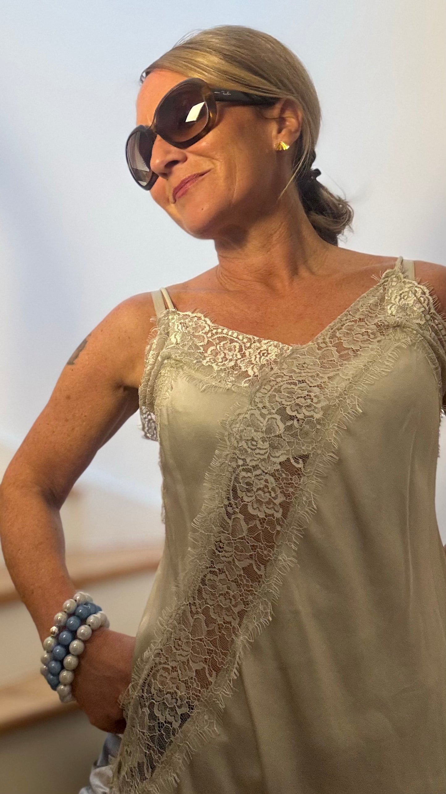 Asymmetrisches Lingerie-Top aus Viskose-Seide-Mix mit Spitzenbesatz am Ausschnitt und Saum, in der FArbe Cloud Dancer (ein eher kalkiges Weiß)