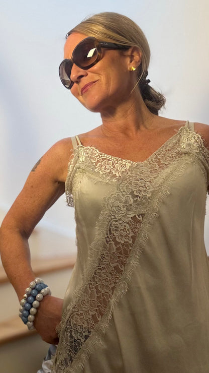 Asymmetrisches Lingerie-Top aus Viskose-Seide-Mix mit Spitzenbesatz am Ausschnitt und Saum, in der FArbe Cloud Dancer (ein eher kalkiges Weiß)