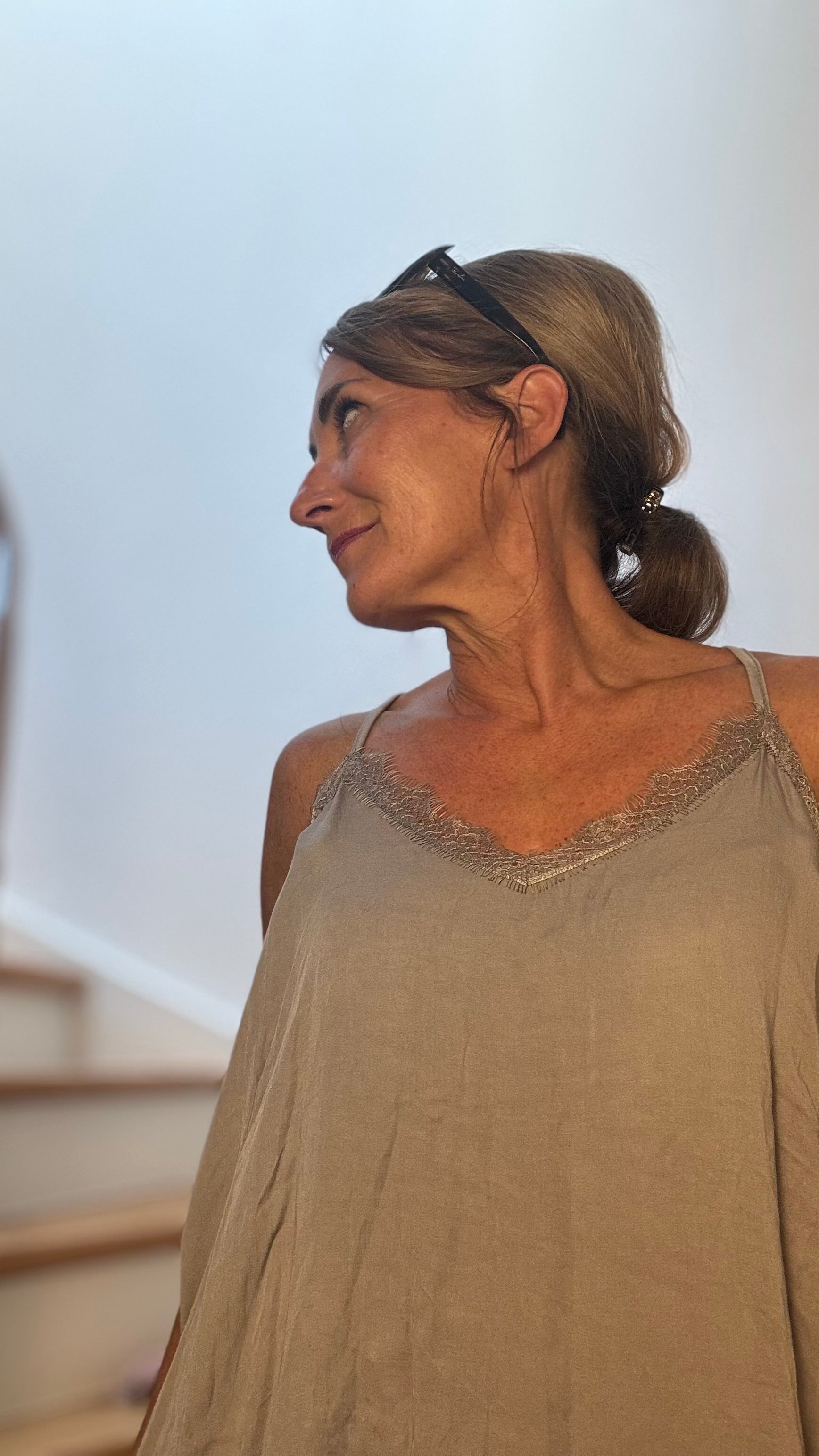 Velvet Rose Slip Top aus 100 % Viskose mit Spitze am Ausschnitt, Saum und Rücken. Länge vorne ca. 66 cm, hinten ca. 74 cm, locker fallend für Größen 34–40