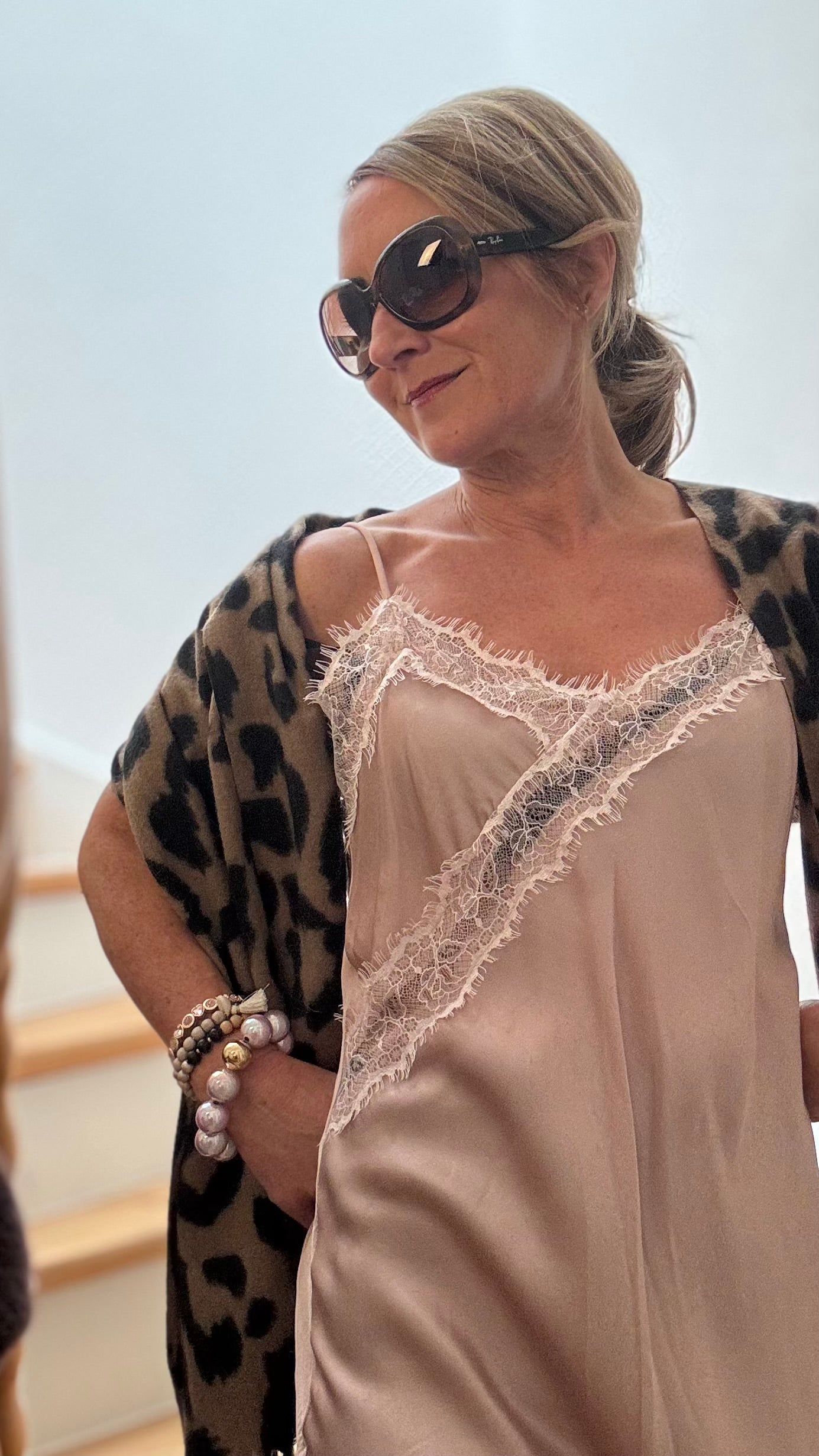 Asymmetrisches Lingeriekleid mit Spitzenbesatz am Dekolleté und Saum, seitlichem Schlitz und verstellbaren Spaghettiträgern.