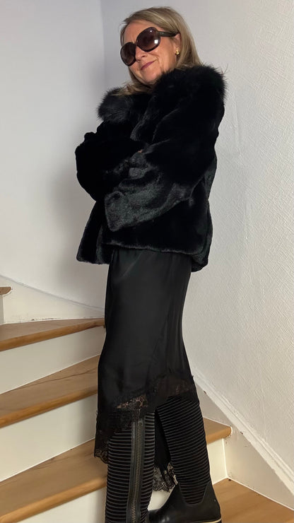 Silky Grace Lingerie Skirt, asymmetrischer Schnitt mit Spitze, Seide-Viskose-Mix, Mid-Waist, Länge 62–92 cm, fließender Stoff, Größen 34–40