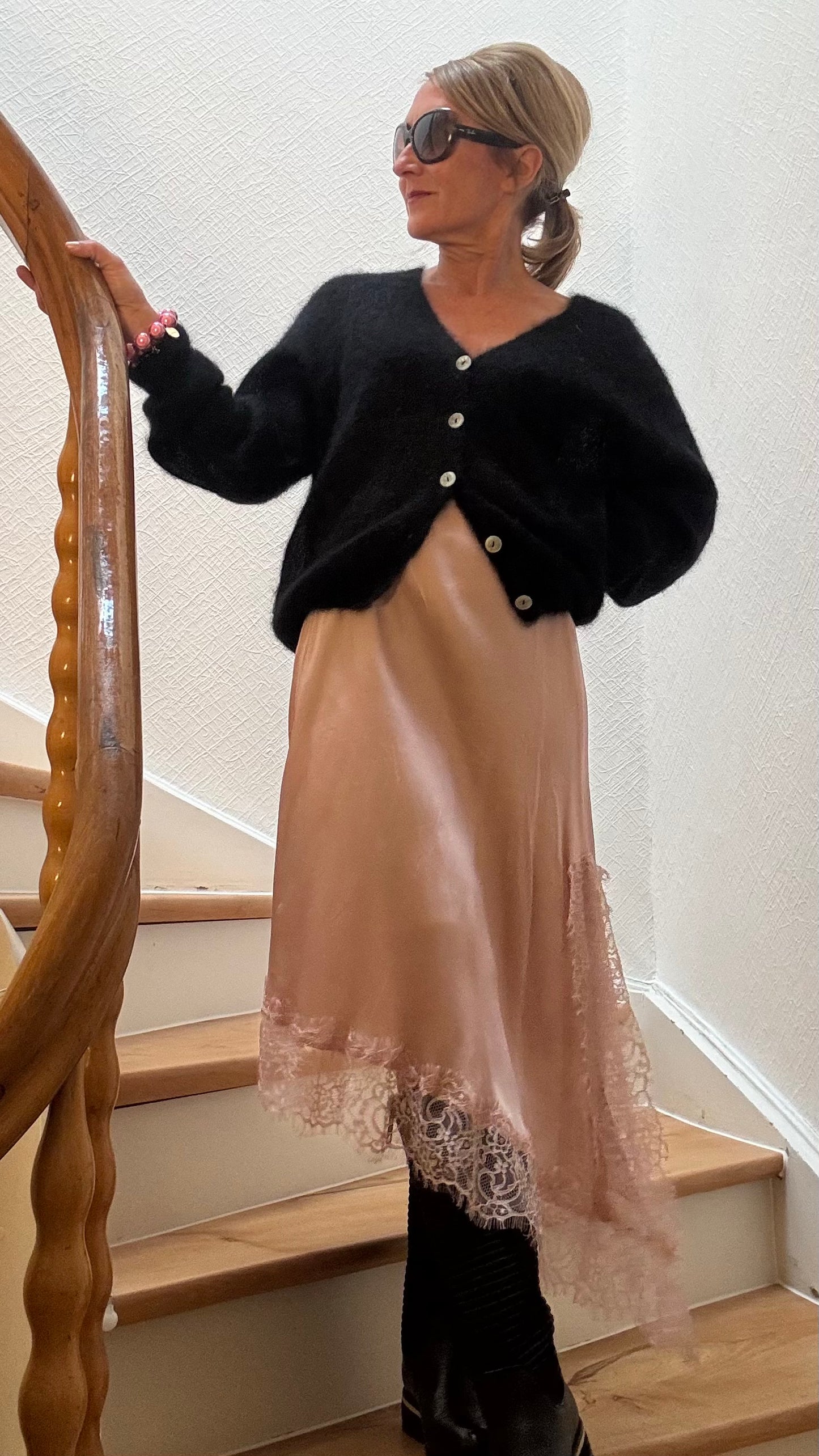 Asymmetrischer Lingerierock aus Viskose-Seide-Mix mit Spitzenabschluss und seitlichem Schlitz.