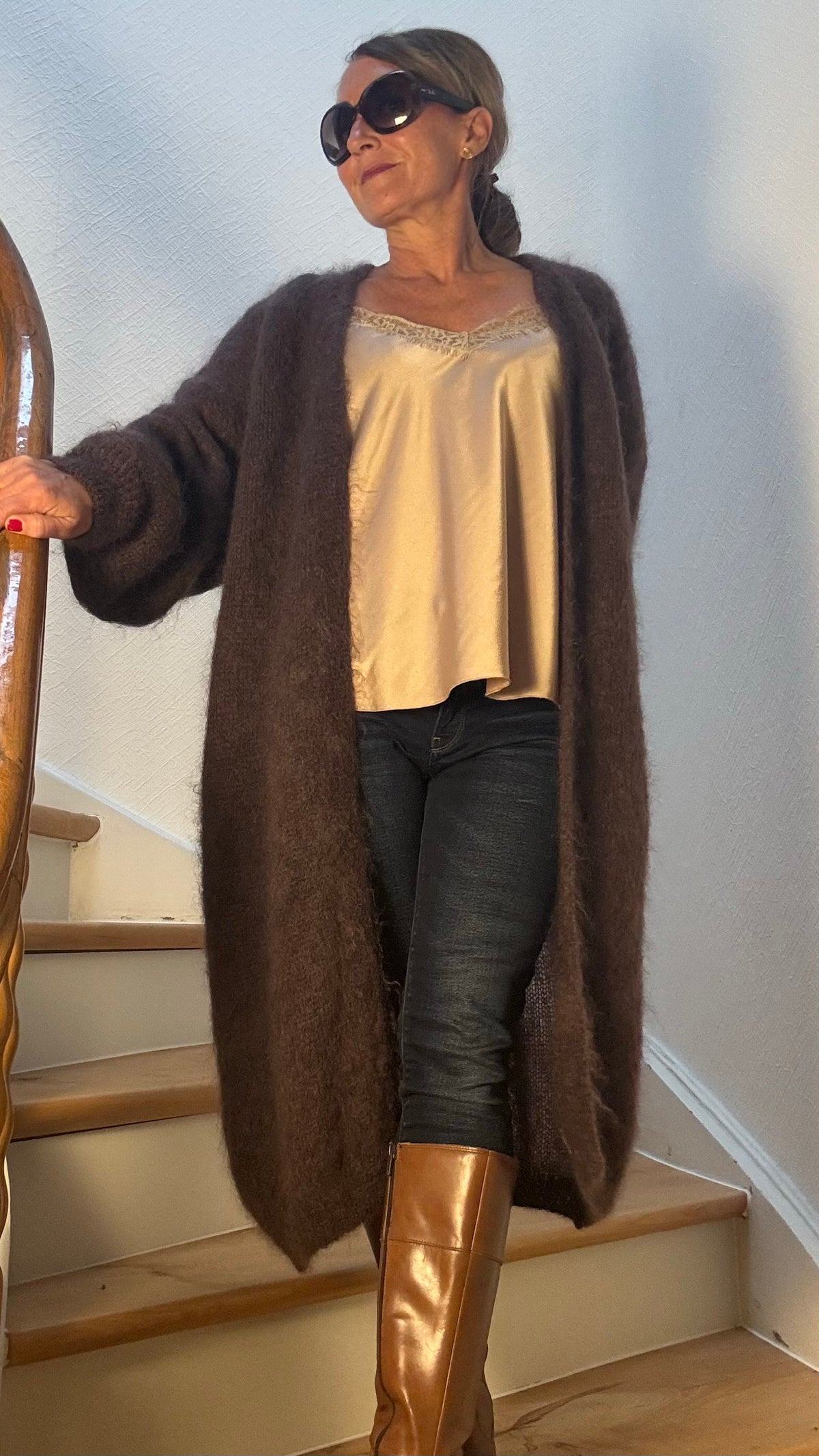Langer Long Embrace Cardigan aus fluffigem Kid-Mohair-Mix, offen getragen zu einer engen Jeans
