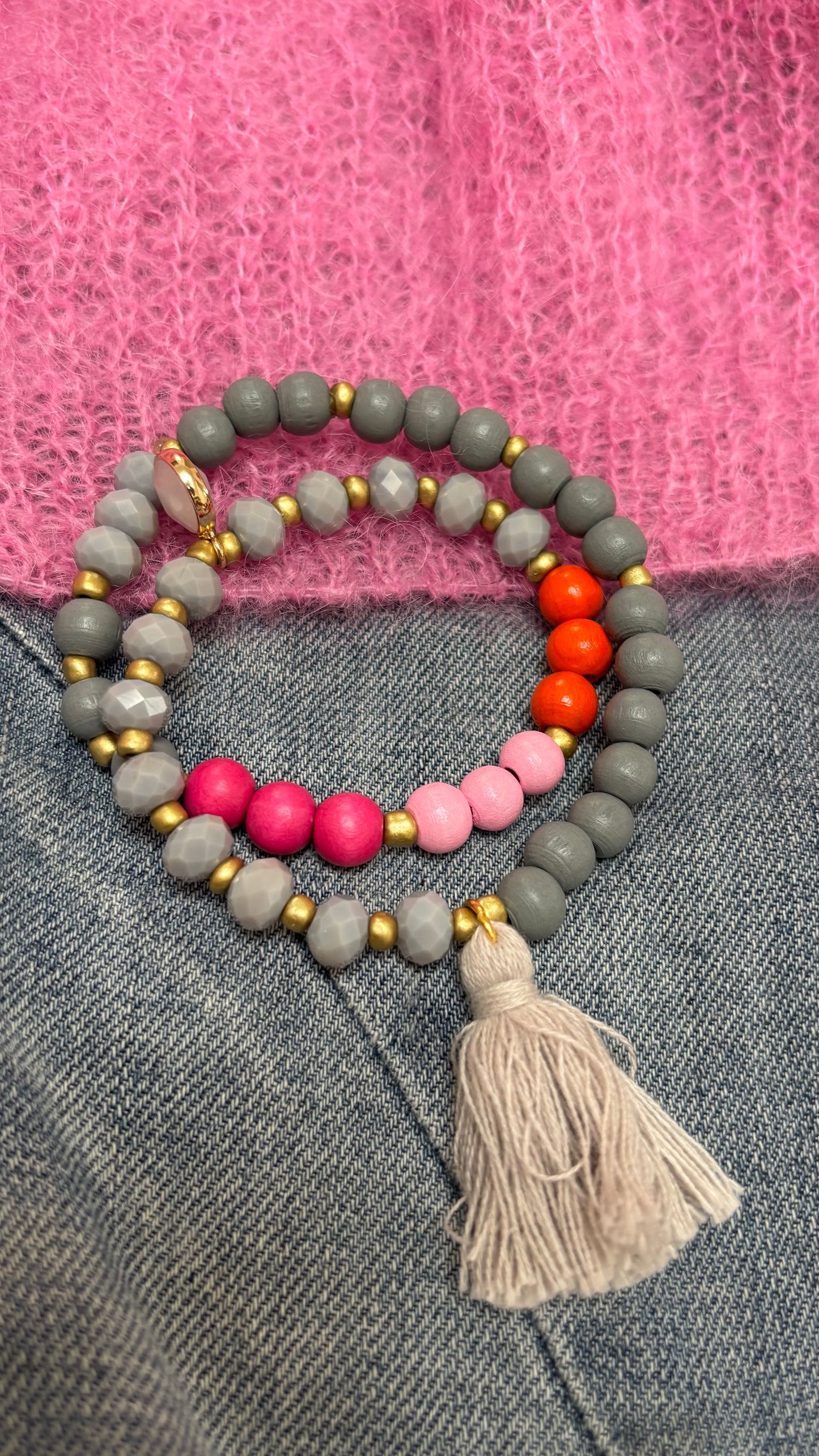 Handgefertigtes Mala-Armband ‚Boho Harmony‘ mit Holz- und Kunstharzperlen in Grau, Pink & Orange, goldfarbenen Details, Rosenquarz-Anhänger und beige Quaste