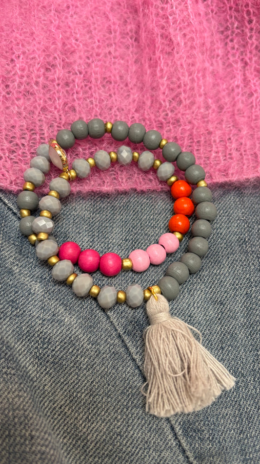 Handgefertigtes Mala-Armband ‚Boho Harmony‘ mit Holz- und Kunstharzperlen in Grau, Pink & Orange, goldfarbenen Details, Rosenquarz-Anhänger und beige Quaste