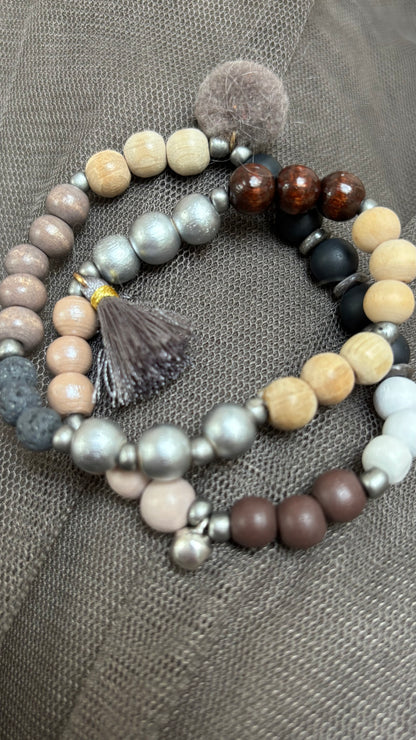Handgemachtes Mala-Armband mit Holz-und Lavaperlen, Troddel und Pompon. Boho Style & Lebensenergie für dein Handgelenk.