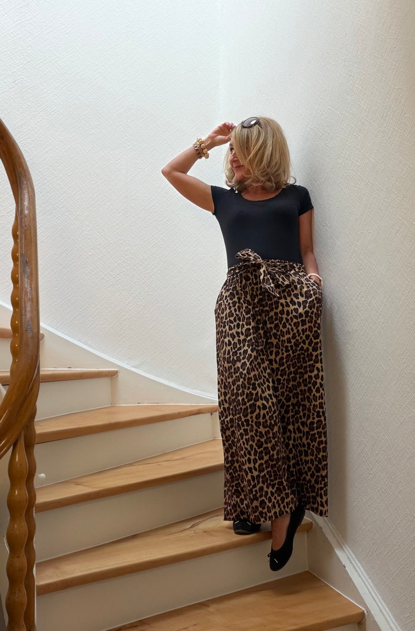 Leo-Hose aus Baumwolle mit weitem, geradem Bein und elastischem Bund. Mit Bindegürtel und Eingriffstaschen, fließend fallend und optisch wie ein Hosenrock wirkend.