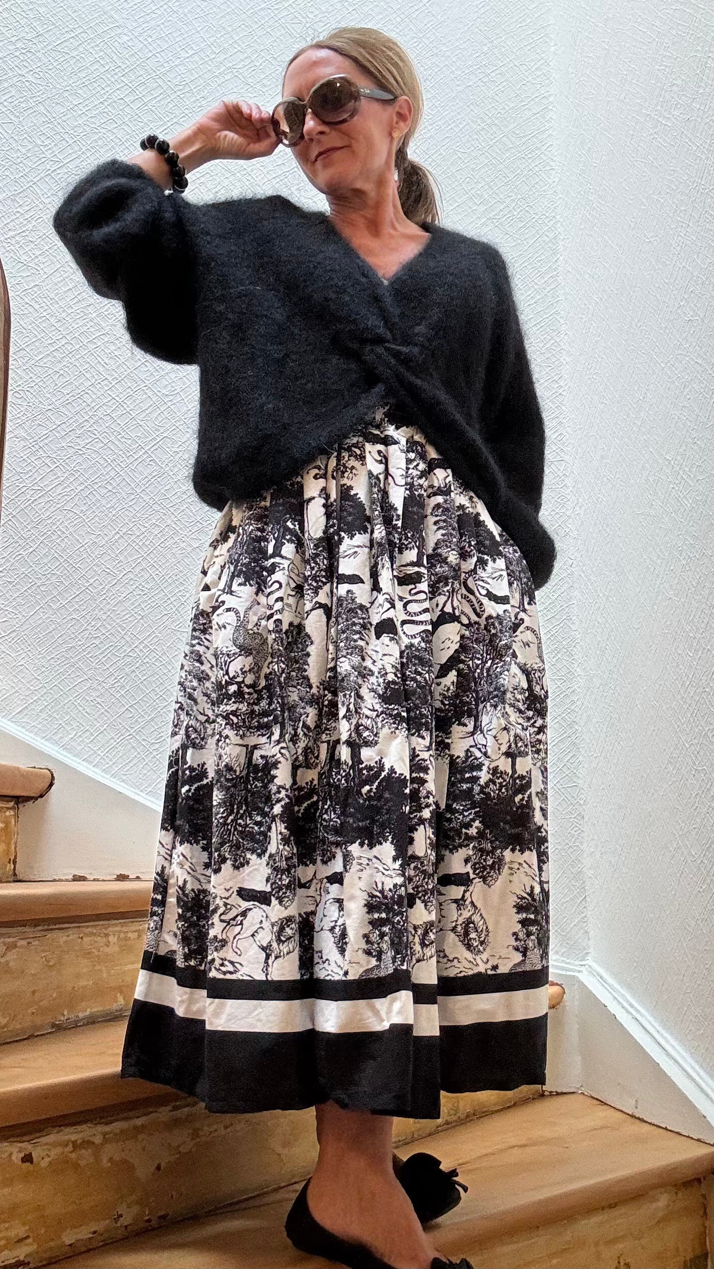 Midirock Toile de Jouy in Schwarz-Weiß mit klassischem Landschaftsmuster, aus 100 % Baumwolle, mit elastischem Bund, Eingriffstaschen und A-Linien-Schnitt, Länge ca. 79 cm, passend für Größen 34–40 – ideal für den Spätsommer