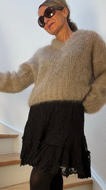 Lace Charm Mini Rock von Choklate Paris aus schwarzer Spitze mit Volant, Mid-Waist, elastischem Bund & blickdichtem Unterrock, Länge je nach Größe 42–48 cm.