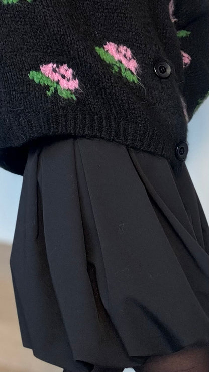 Ballon Hosenrock in Schwarz mit Bundfalten und elastischem Rückenbund. Mini-Länge, Gürtelschlaufen für Gürtel. Praktischer, bequemer Hosenrock in trendiger Ballonrock-Optik. Passt von Größe 34 bis 38