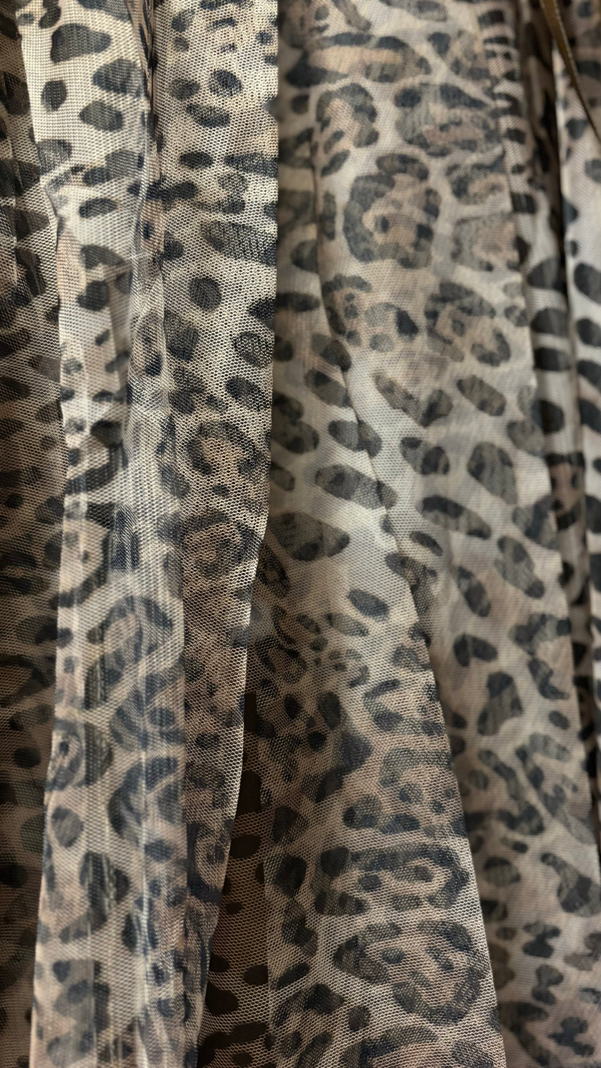 Leopard Love Tüllrock mit mittlerem Leo-Print. Braunes, elastisches Bündchen mit Zierschleife, Länge ca. 89 cm. Vielseitig tragbar, ideal für Kleidergröße 34-40 und Petites