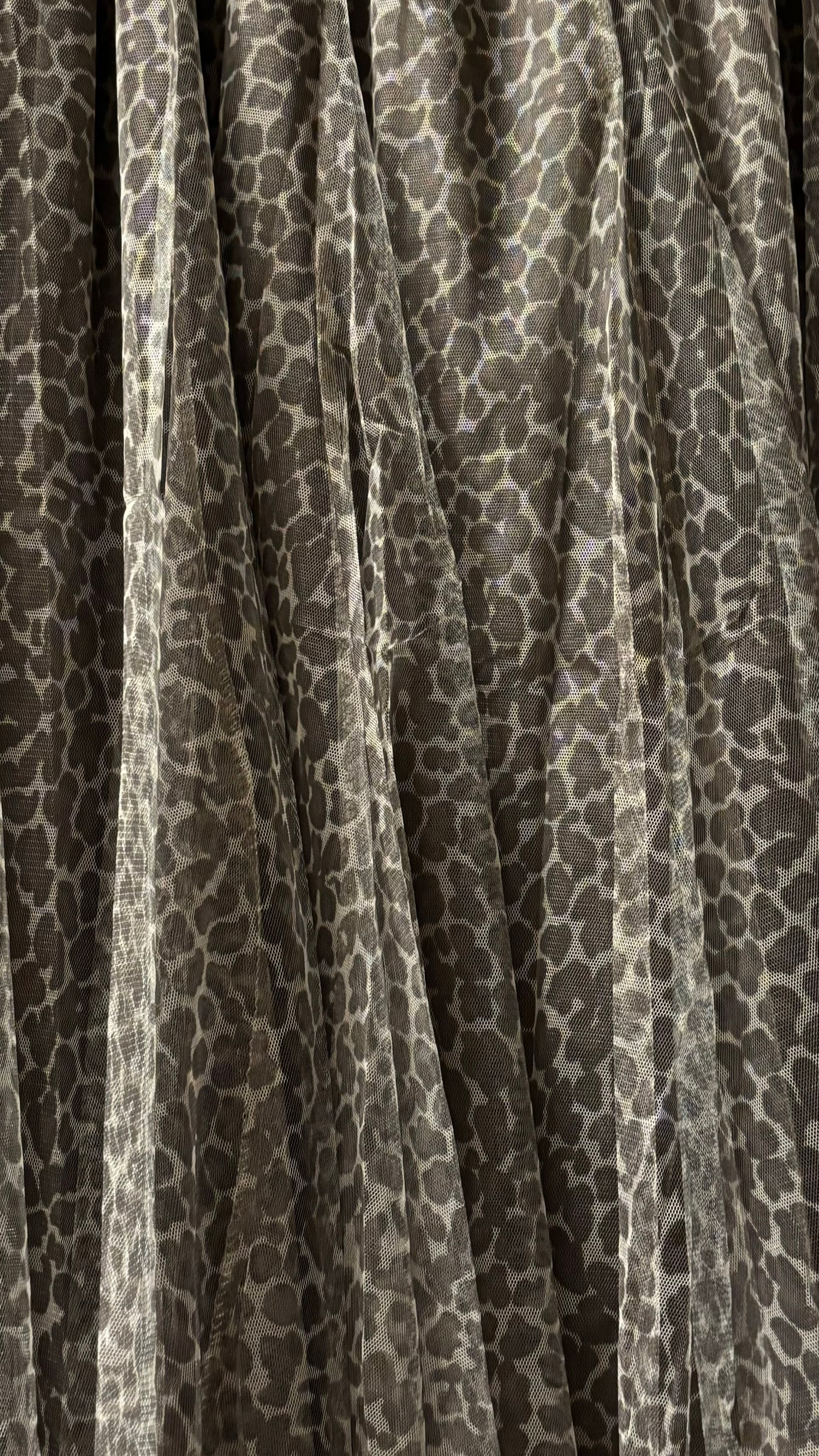 Leopard Love Tüllrock mit kleinem, dunklerem Leo-Print. Braunes, elastisches Bündchen ohne Schleife, Länge ca. 89 cm. Perfekte Passform für Kleidergröße 34-40, geeignet für Petites