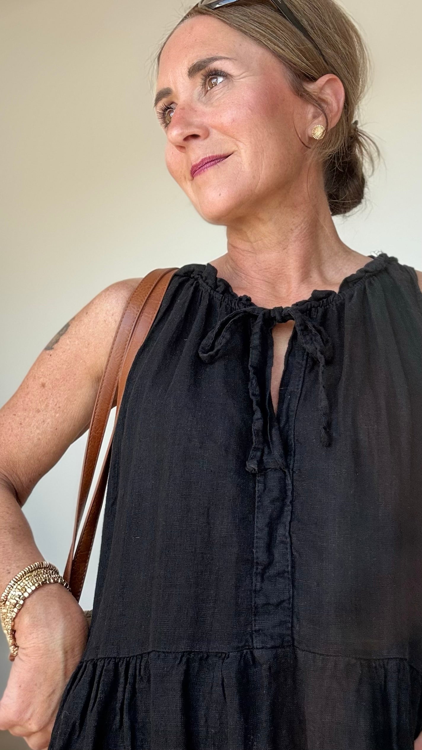 Midi-Kleid aus 100% Leinen mit A-Linien-Schnitt und elastischem V-Ausschnitt, der gebunden oder offen getragen werden kann. Schlichtes Design für Büro, Abend oder besondere Anlässe. Ideal für Größen 34-40, Länge: 94 cm.

