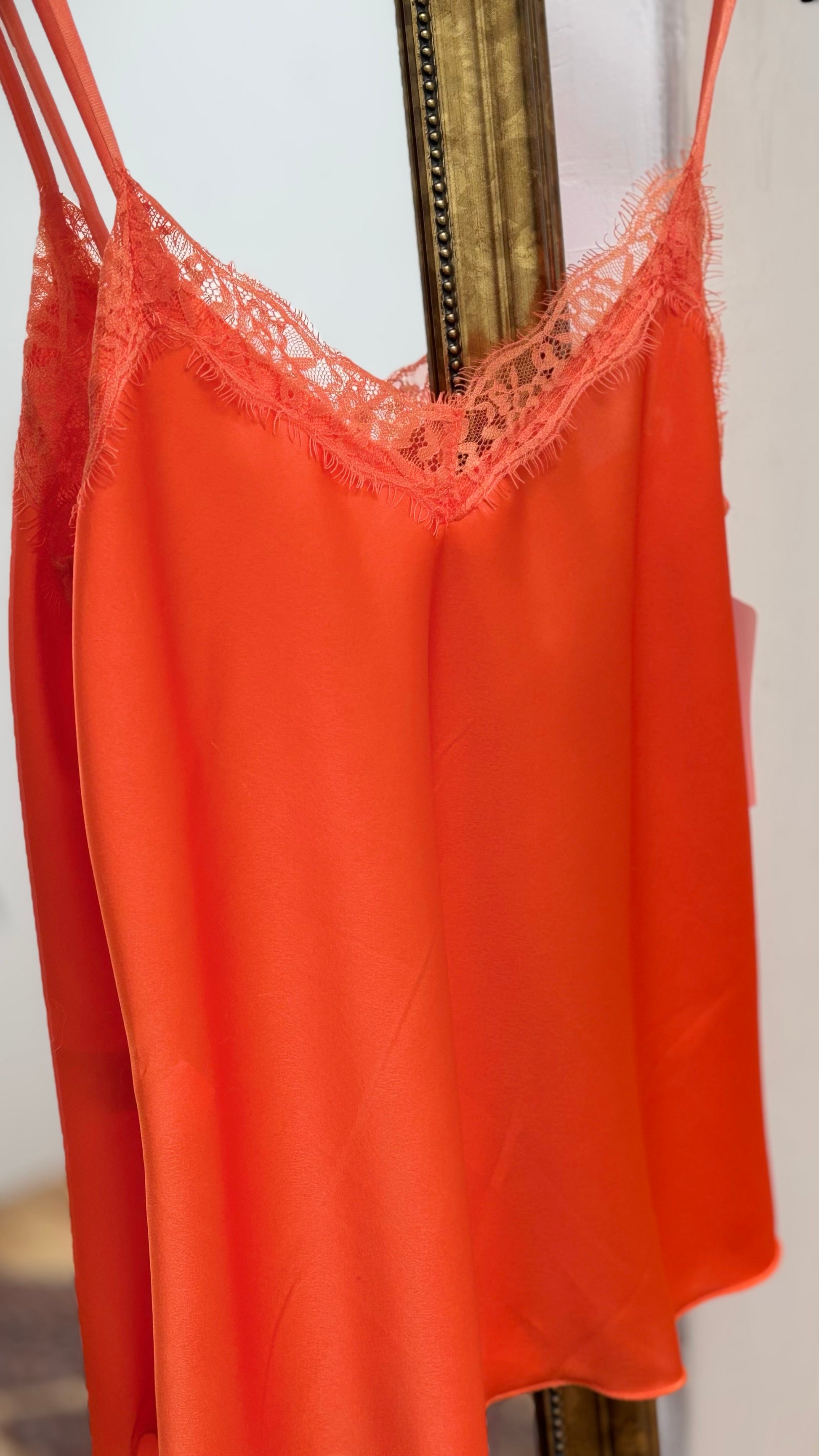 Satin Glow Top in glänzendem Stoff mit Spitzenverzierung am V-Ausschnitt und verstellbaren Spaghettiträgern, Länge ca. 59 cm, Petite friendly.