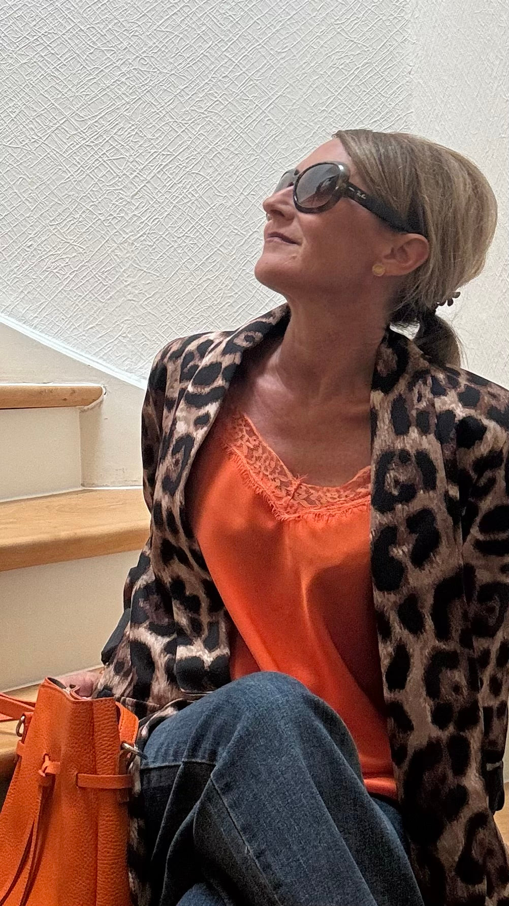 Satin Glow Top in glänzendem Stoff mit Spitzenverzierung am V-Ausschnitt und verstellbaren Spaghettiträgern, Länge ca. 59 cm, Petite friendly.