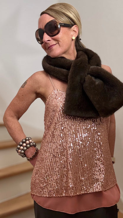 weilagiges Spaghettiträger-Top mit V-Ausschnitt und paillettenbesticktem Oberlayer. Locker fallend mit verstellbaren Trägern.