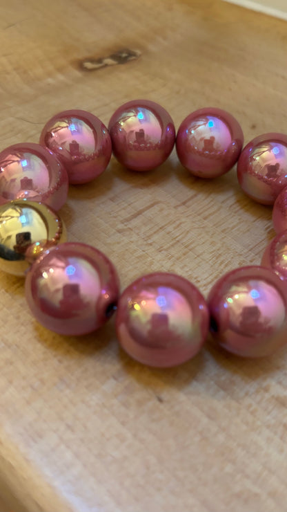 Perlenarmband mit Perlmuttglanz und einer goldenen Kugel
