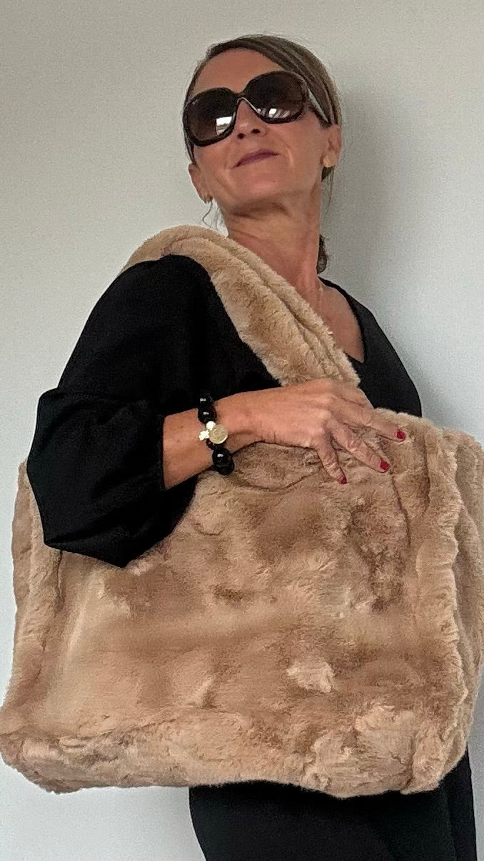 Hellbraune Faux-Fur Shopper-Tasche, flauschig und weich, mit den Maßen 49 cm x 32 cm x 15 cm. Der Shopper ist ein Must-Have für die Herbst-/Wintersaison 2024/25, ideal für Shoppingtouren und als Handwärmer oder Kissen verwendbar. Ein stilvoller Eyecatcher für modische Frauen.