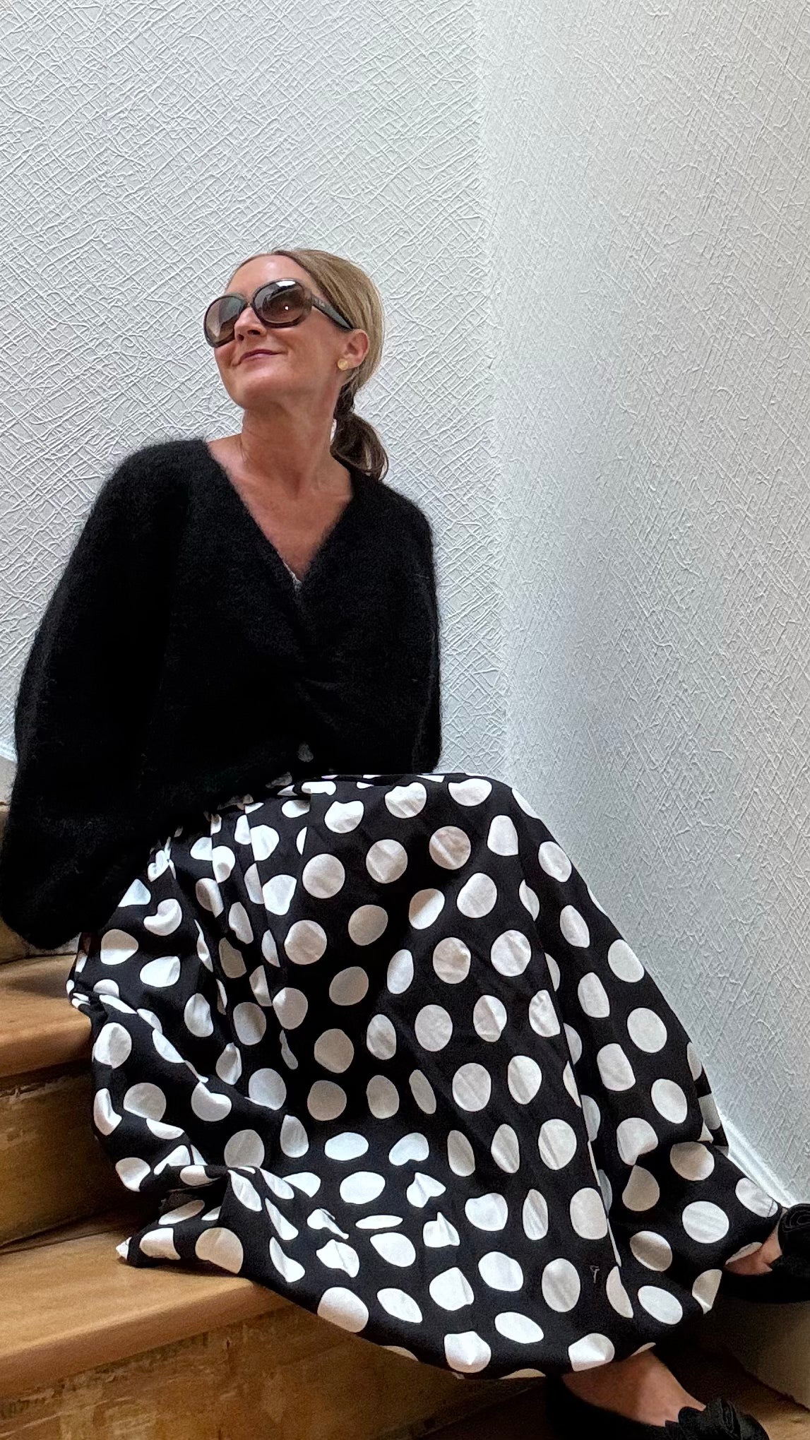 Midirock Polka Noir in Schwarz mit großen weißen Punkten, aus 100 % Baumwolle, mit elastischem Bund, Eingriffstaschen und A-Linien-Schnitt, Länge ca. 79 cm, passend für Größen 34–40.