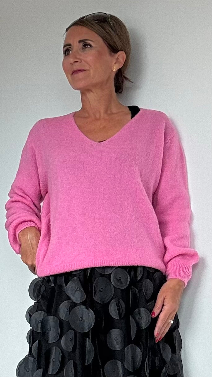 Cozy Comfort Pullover aus hochwertigem Baby-Alpaka-Mix (38% Acryl, 32% Polyamid, 30% Baby Alpaka) bietet kuschlige Weichheit und entspannte Eleganz. Mit lockerer Passform und V-Ausschnitt, ideal für Sommer oder kühlere Tage. Einheitsgröße, passend für Größen 34 bis 40. Rückenlänge ca. 57 cm, von Achsel zu Achsel 64 cm