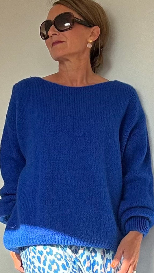 Ocean Breeze Strickpullover in intensivem Kobaltblau mit U-Boot-Halsausschnitt. Materialmischung aus 40% Acryl, 26% Polyamid, 20% Kid-Mohair und 10% Wolle für extra Weichheit und Wärme. Onesize Schnitt mit Rückenlänge von ca. 64 cm und Weite von 62 cm (Achsel zu Achsel). Lockere Passform für einen lässigen, eleganten Look. Ideal zum Kombinieren mit Jeans oder Röcken