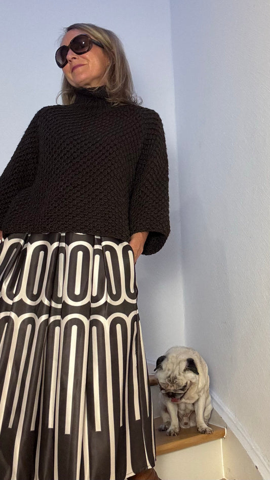 Chocolate Lines Midi Skirt mit schokobraun-beigem grafischem Muster, schwarzem Zierbund, elastischem Rückenbund, Länge 74 cm, Größen 34–40