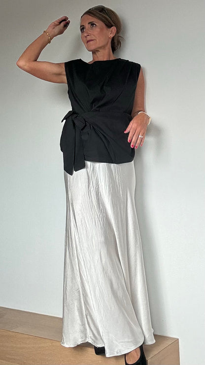 Gleam & Grace Rock aus 100% Viskose mit leichtem, seidigem Glanz und quer verarbeitetem Stoff für eine elegante Silhouette. Gesamtlänge ca. 92 cm, elastischer Bund passend für Größen 36 bis 40. Vielseitig kombinierbar für Spätsommer und Herbst, ideal für lässige oder elegante Outfits. Beachte, dass das Bündchen weiter ausfällt.