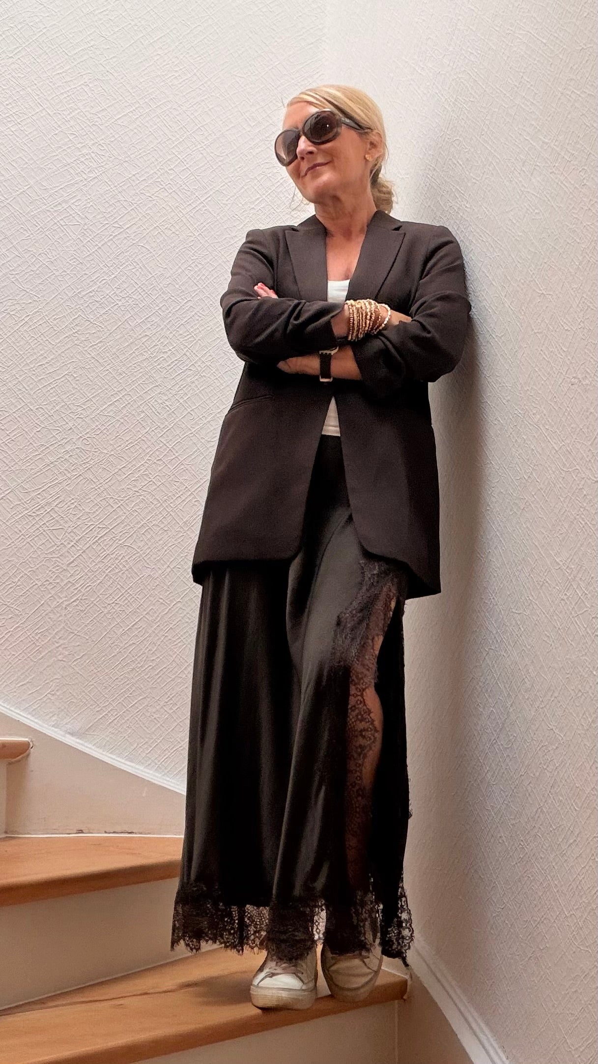 Lace & Flow Asymmetric Slip Skirt in Chocolate mit asymmetrischer Spitze, braunem Blazer und Sneakern