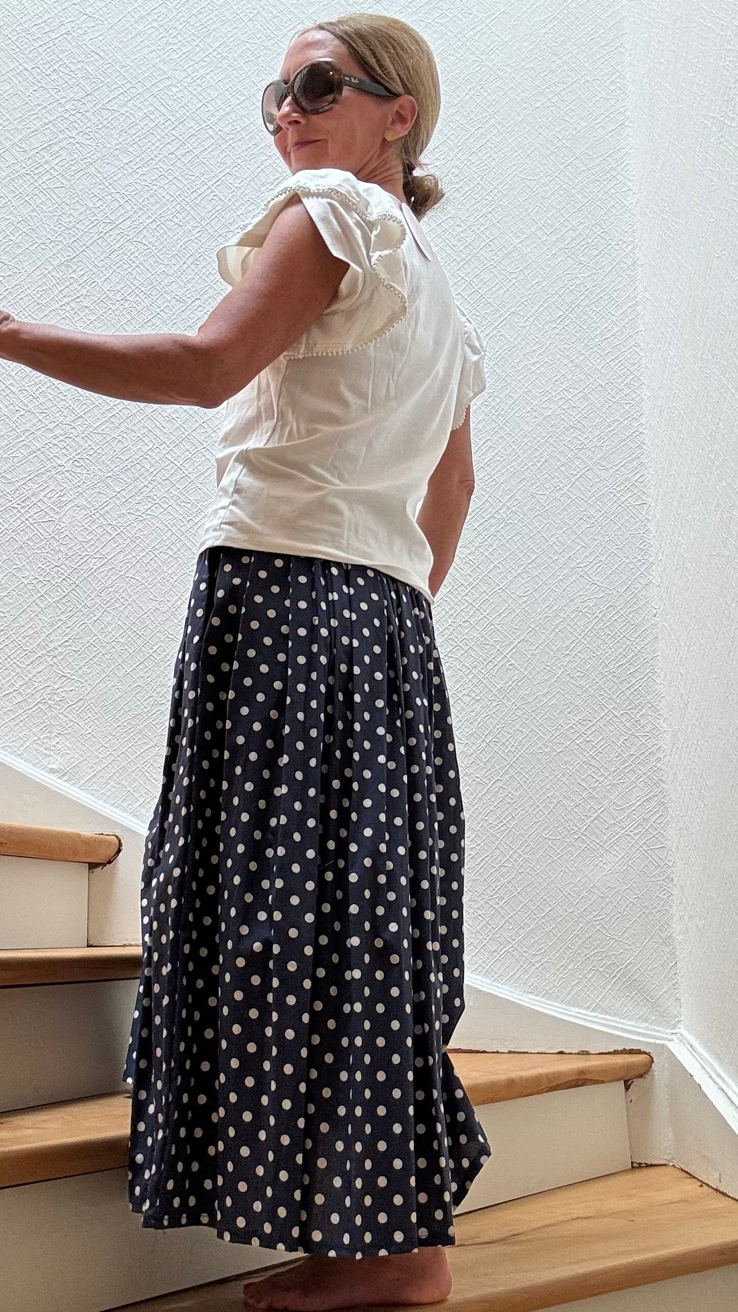 Dunkelblauer Baumwollrock mit kleinen weißen Punkten im A-Linien-Schnitt, elastischem Bund und Eingriffstaschen – Polka Bleu Skirt von Miss Lotti.