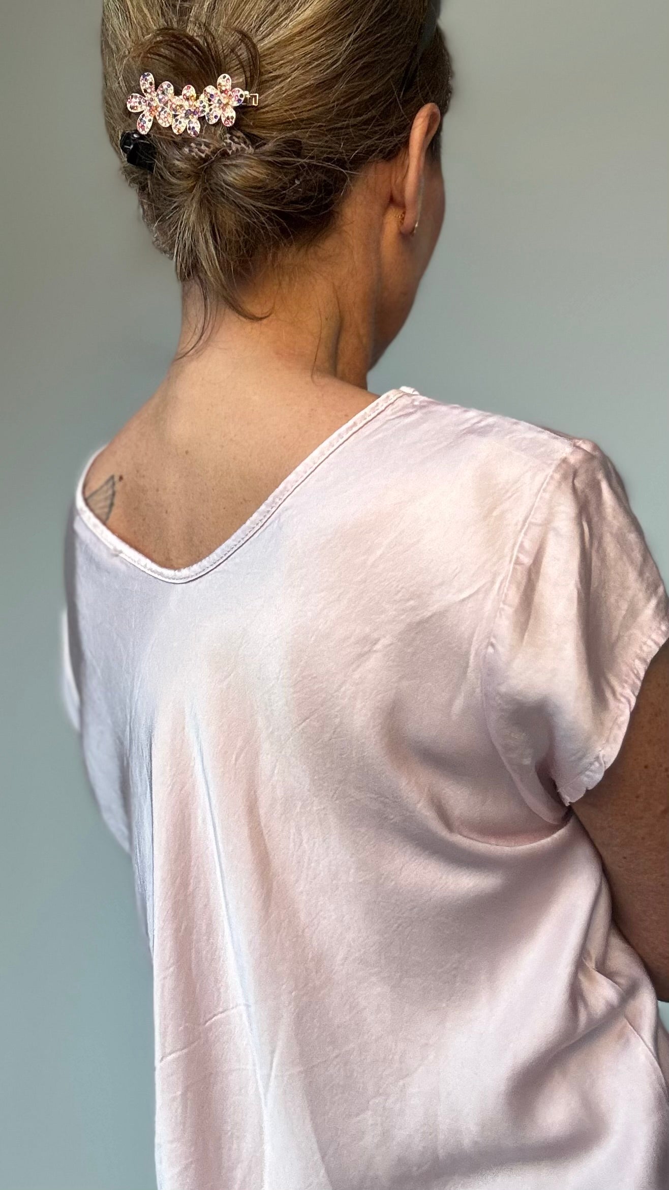 Fließendes Oberteil aus 100% Viskose mit dezentem Glanz. Die Satin Glow Blouse hat kurze Ärmel, einen sanften V-Ausschnitt vorne und hinten und eine luftige Passform. Mit einer Länge von ca. 62 cm und einer Breite von ca. 50 cm passt sie schmalen Kleidergrößen 34–40. Perfekt kombinierbar mit Jeans, Röcken, Cardigans und Blazern für einen stilvollen Look.