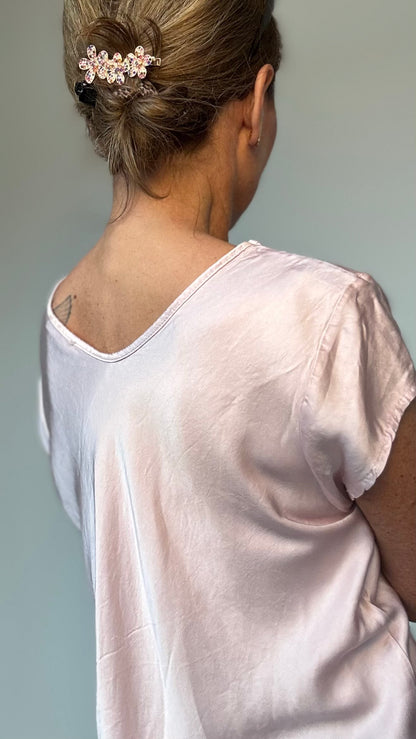 Fließendes Oberteil aus 100% Viskose mit dezentem Glanz. Die Satin Glow Blouse hat kurze Ärmel, einen sanften V-Ausschnitt vorne und hinten und eine luftige Passform. Mit einer Länge von ca. 62 cm und einer Breite von ca. 50 cm passt sie schmalen Kleidergrößen 34–40. Perfekt kombinierbar mit Jeans, Röcken, Cardigans und Blazern für einen stilvollen Look.