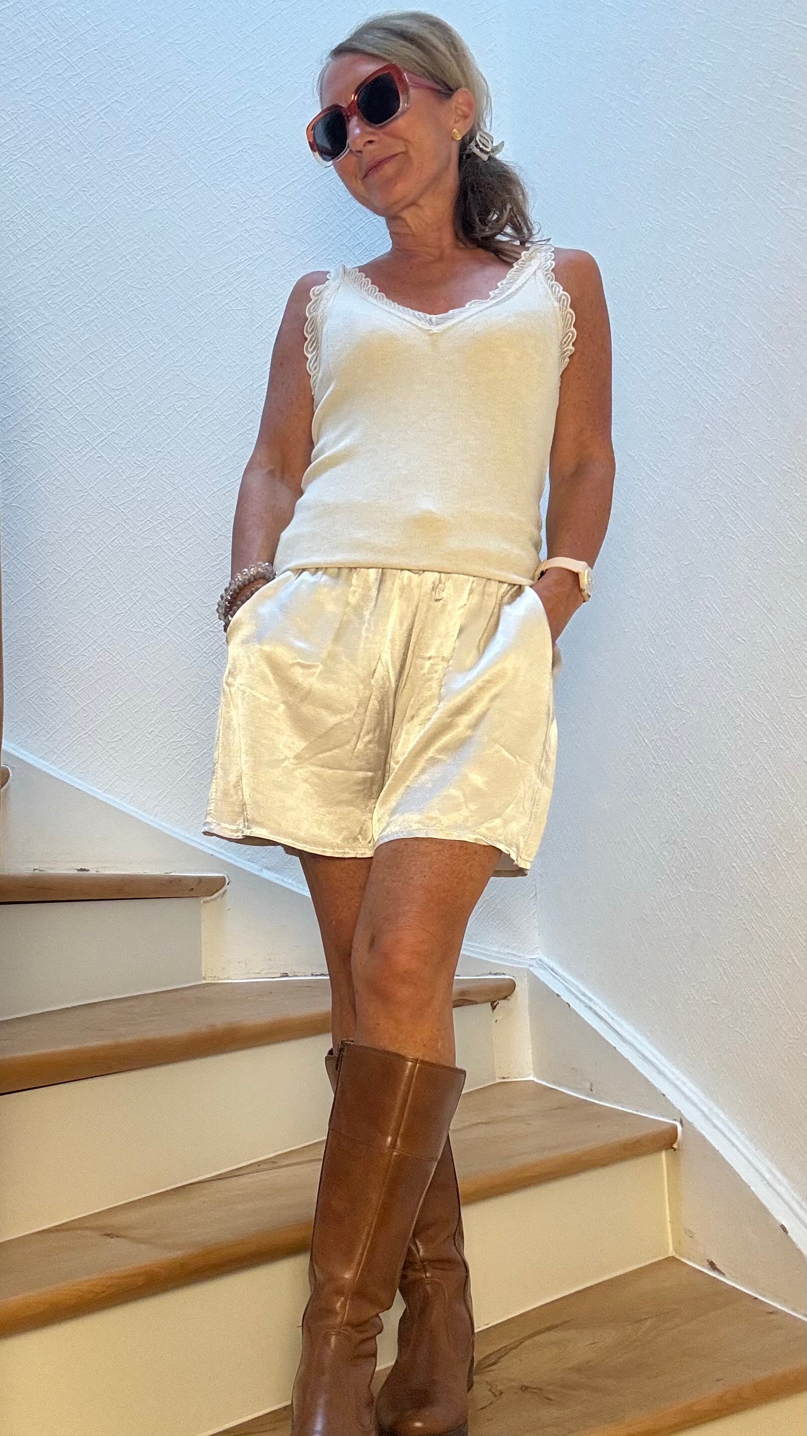 Eisweiß Chic Shorts aus 100 % Viskose mit weitem Bein, elastischem Bund und dekorativer Zierschleife. Länge ca. 39 cm, Eingriffstaschen, bequem und stylisch – ideal für Spätsommer-Looks.