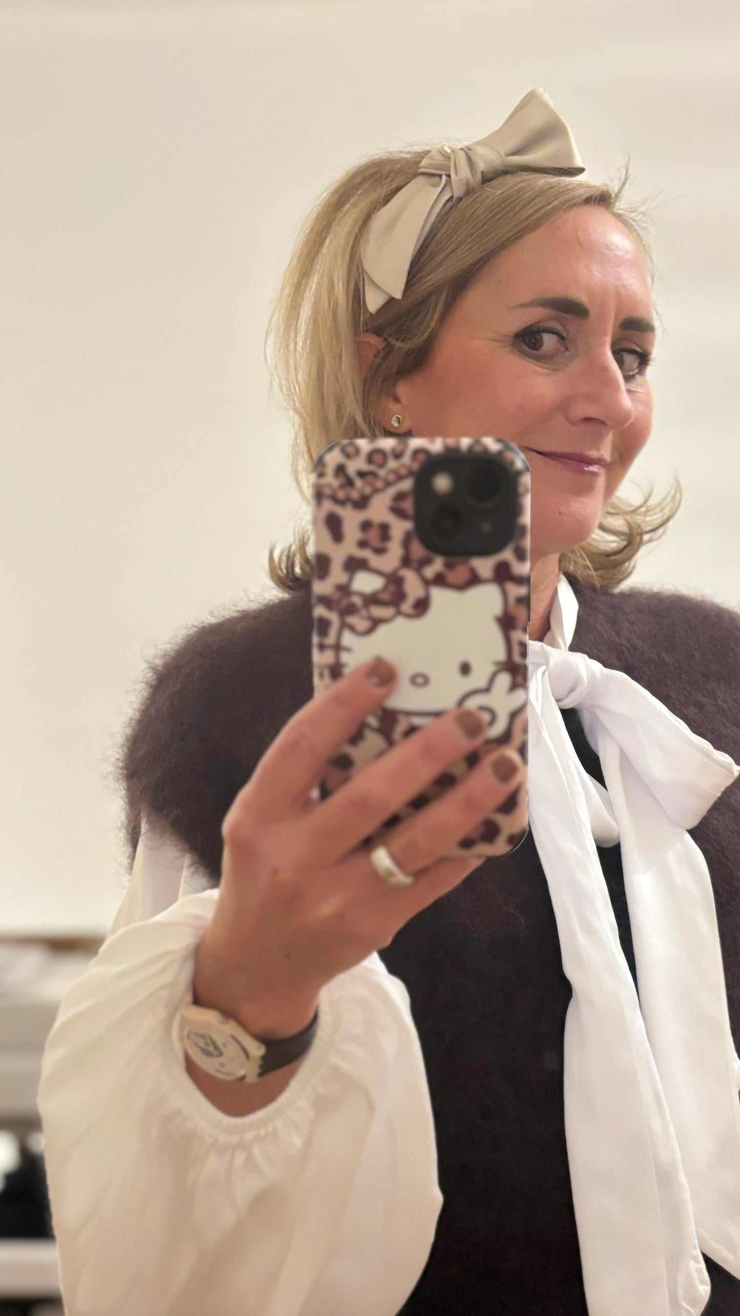 Pullunder aus Kid-Mohair in der Farbe Schoko mit klassischem Rundhalsausschnitt und tiefen Armausschnitten. Locker geschnittener, kurzer Pullunder mit weicher, flauschiger Oberfläche, ideal für Layering-Looks. Getragen über einem schlichten Outfit in warmen Naturtöne