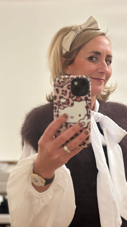 Pullunder aus Kid-Mohair in der Farbe Schoko mit klassischem Rundhalsausschnitt und tiefen Armausschnitten. Locker geschnittener, kurzer Pullunder mit weicher, flauschiger Oberfläche, ideal für Layering-Looks. Getragen über einem schlichten Outfit in warmen Naturtöne