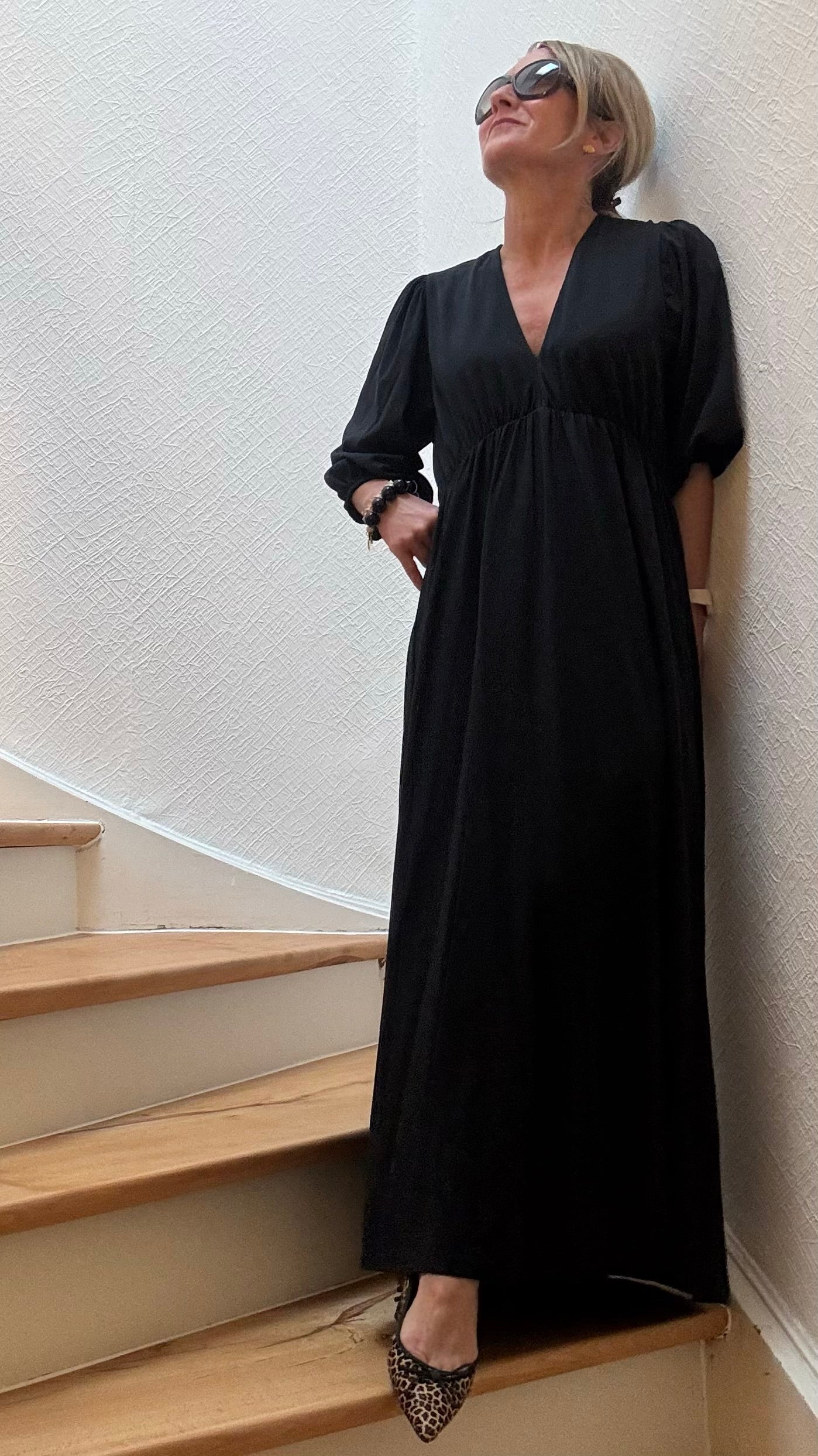 Langes schwarzes Baumwollkleid mit V-Ausschnitt, elastischem Bund unter der Brust, 3/4-Puffärmeln und Rückenbindung