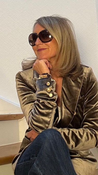 Velvet Grace Blazer aus Samt in Taupe, goldene Knöpfe, klassisches Revers, schmaler Schnitt, Länge 61 cm, Größen 36–42.