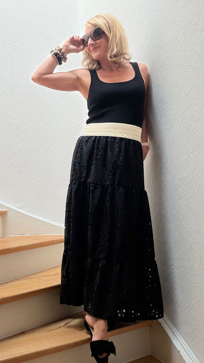 Maxirock "Midnight Broderie" in Schwarz aus hochwertiger Baumwolle mit Broderie-Anglaise-Lochstickerei. Gefütterter Stufenrock mit elastischem, beigem Bund und fließender Silhouette. Vielseitig kombinierbar mit Tops, Blusen oder leichtem Strick. Onesize passend für Größe 34–40.